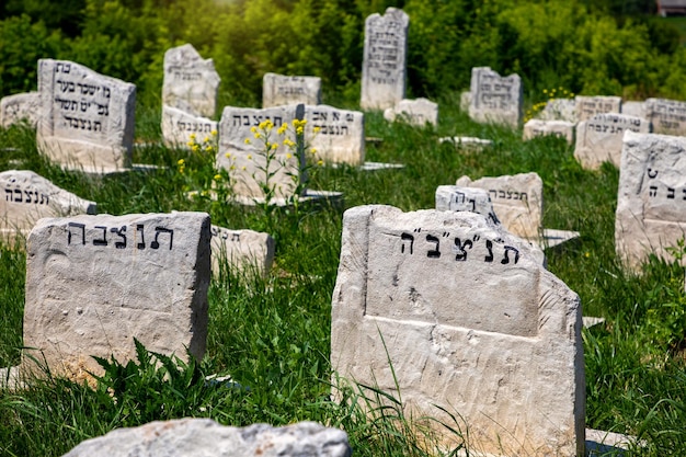 Foto ukraine medzhibozh 12cervna 2022 alter jüdischer friedhof grab des geistlichen führers baal shem tov