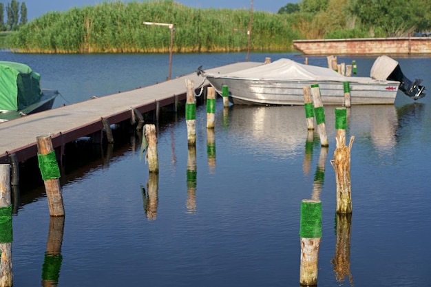 Ukraine Region Poltawa Shore Dnjepr Motorboote auf dem Pier