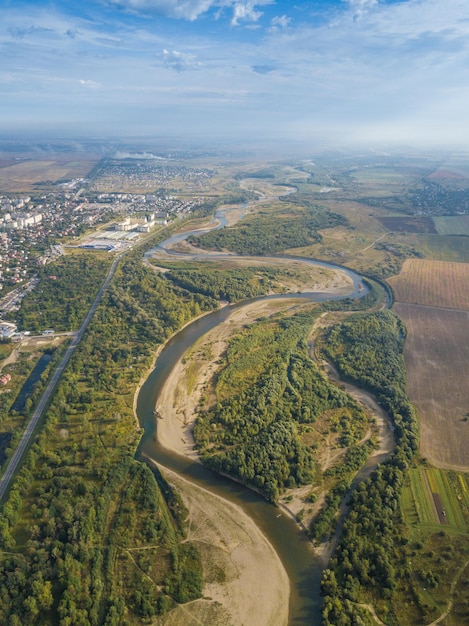 Ukraine Stryi Schöne Aussicht auf den Fluss und die Stadt aus der Vogelperspektive von Quadcopter dron