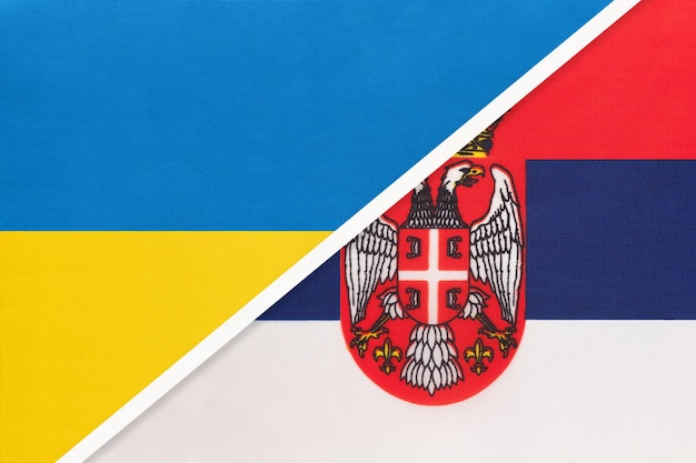 Ukraine und Serbien Symbol des Landes ukrainische vs serbische Nationalflaggen Beziehung und Partnerschaft zwischen zwei Ländern