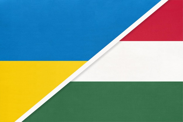 Ukraine und Ungarn Symbol des Landes Ukrainisch gegen ungarische Nationalflaggen