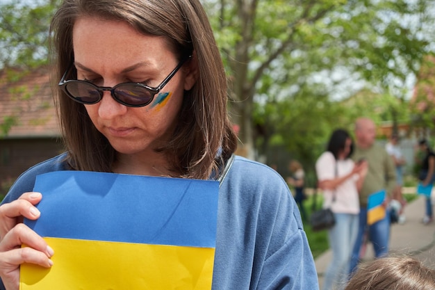 Foto ukrainer in europa ukrainische demonstration gegen den krieg unterstützung der ukraine