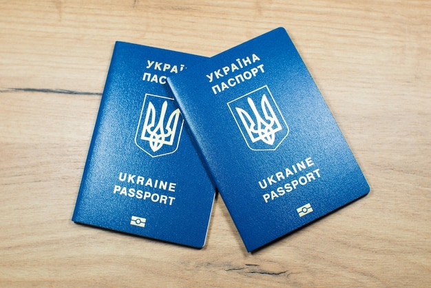 Ukrainische biometrische Pass-ID, um Europa ohne Visa auf der Tischinschrift im ukrainischen Ukraine-Pass zu bereisen