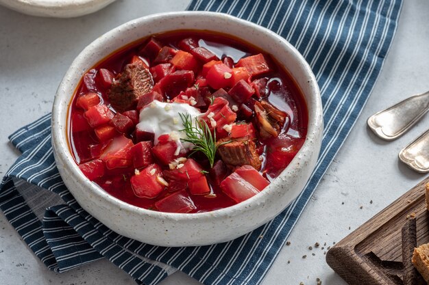 Foto ukrainische borschtz-rote-bete-suppe