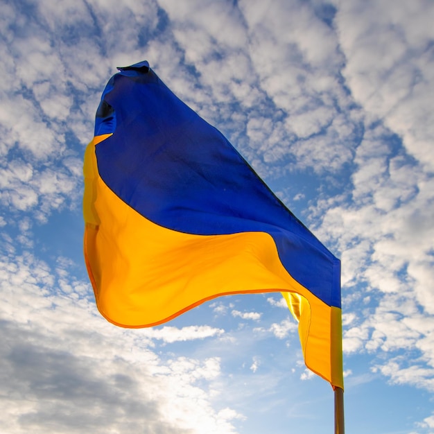 Ukrainische Flagge auf dem Hintergrund des Himmels