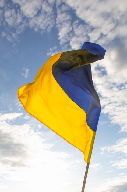 Ukrainische Flagge auf dem Hintergrund des Himmels