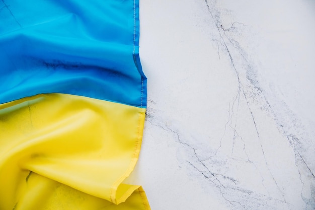 Ukrainische Flagge auf einem Steinhintergrund