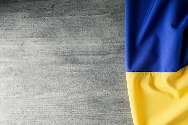 Ukrainische Flagge auf grauem Holzhintergrund Platz für Text