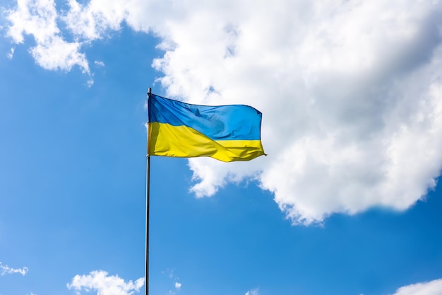 Ukrainische Flagge auf Hintergrund des blauen Himmels