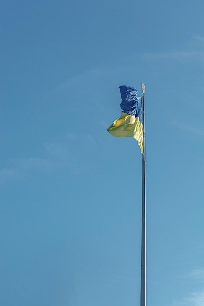 Ukrainische Flagge gegen den blauen Himmel