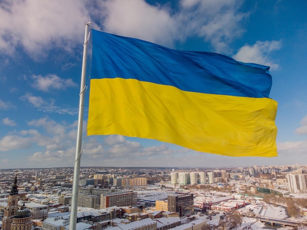 Ukrainische Flagge im Wind. Blau-gelbe Flagge in der Stadt Charkow.