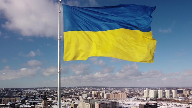 Ukrainische Flagge im Wind Blau-gelbe Flagge in der Stadt Charkow