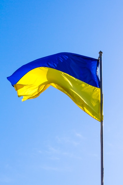 Ukrainische Flagge im Wind