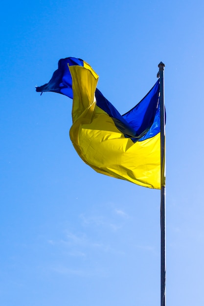 Ukrainische Flagge im Wind