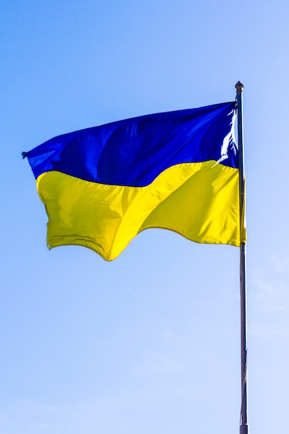 Ukrainische Flagge im Wind