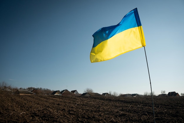 Ukrainische Flagge in der Nähe des Dorfes, das Krieg führt