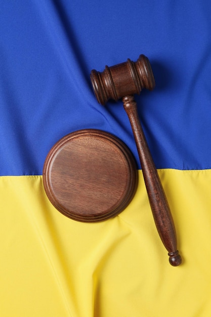 Ukrainische Flagge mit Richterhammer und Resonanzboden