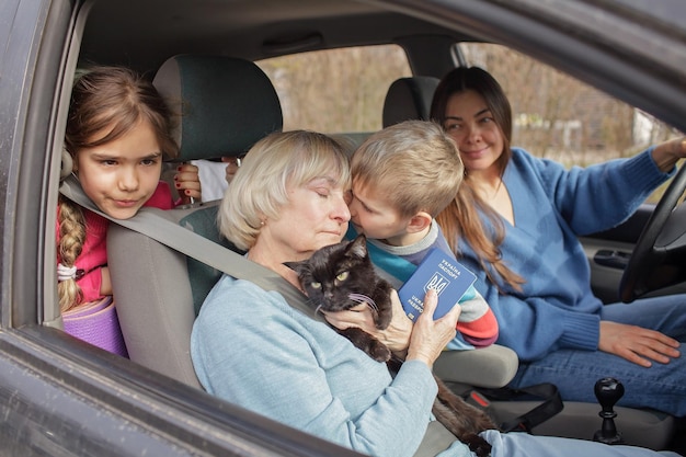 Ukrainische Flüchtlinge fliehen mit dem Auto vor der russischen Invasion und suchen Schutz