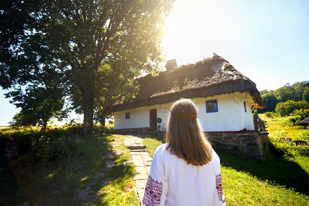 Ukrainische Frau im ethnischen Dorf