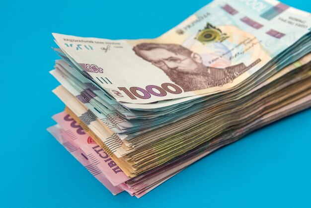 Ukrainische Griwna Geld neue Rechnungen 1000 und 500 isoliert auf blau