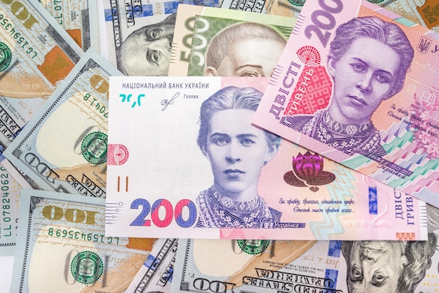 Ukrainische Griwna, neue Banknoten des amerikanischen Dollars Nahaufnahme. Finanzieller Hintergrund. Geld-Hintergrund. Austauschkonzept