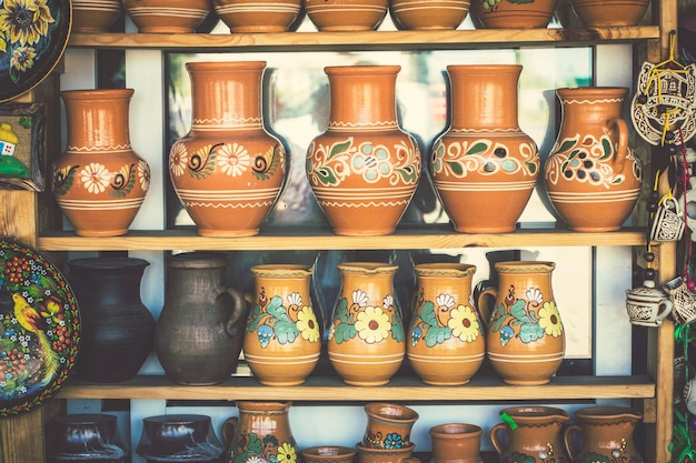 Ukrainische Keramik. Töpfermarkt im ukrainischen Dorf Oposhnya, Zentrum ukrainischer Töpferwaren