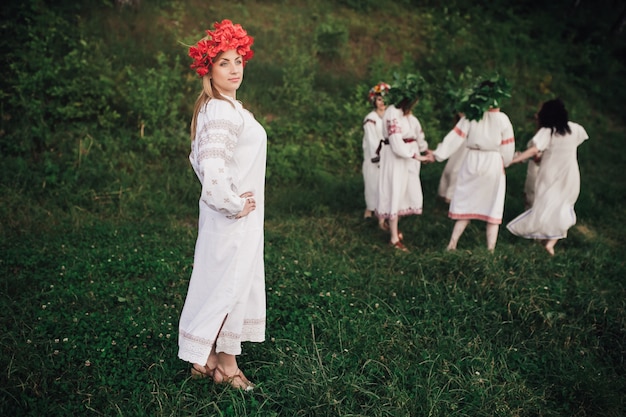 Ukrainische Mädchen spielen in der Natur