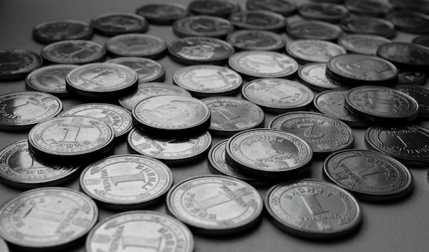 Ukrainische Münzen im Wert von 1 und 2 Griwna mit gerilltem Randtexturhintergrund