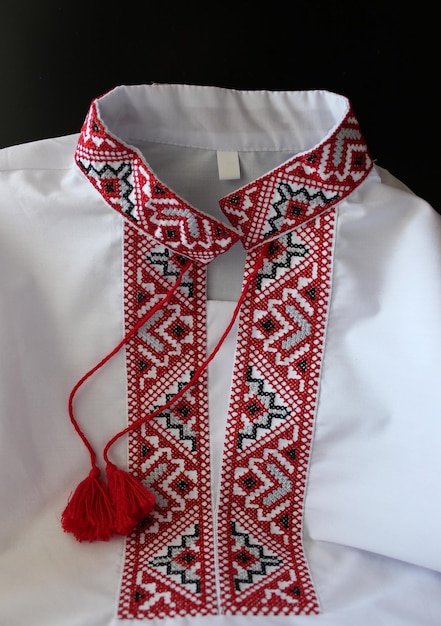 Foto ukrainische nationale stickerei vyshyvanka weiße traditionelle ukrainische kleidung mit stickerei