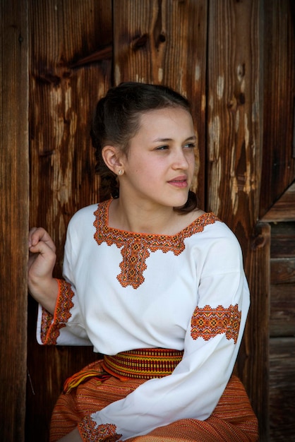 Ukrainische Nationaltracht. Ein schönes Mädchen in einem bestickten Kleid.