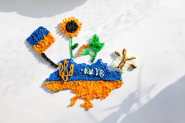 Ukrainische Symbole aus Kunststoff 3D-Stift, der ein Kinderflaggen-Sonnenblumen-Dreizack-Kartenhemd herstellt