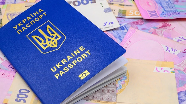Ukrainischer Pass und ukrainisches Bargeld