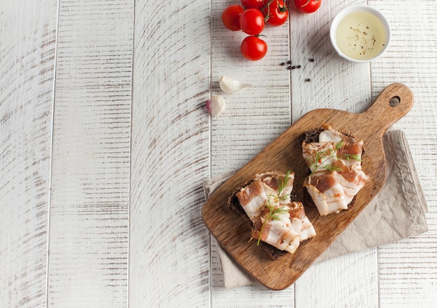 Ukrainischer Schmalz Schweineschmalz bestreut mit frisch gehackten Kräutern auf einem Holzbrett Kopierbereich