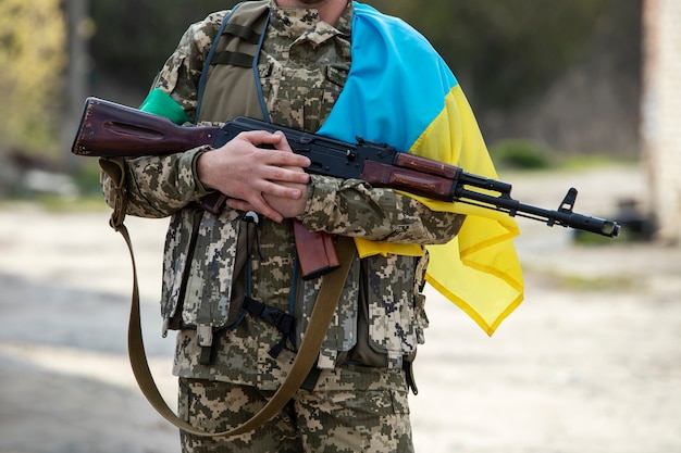 Foto ukrainischer soldat in einheitlicher vorderansicht