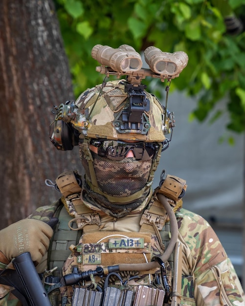 Ukrainischer Soldat in Uniform. Moderne Armee der Ukraine. Krieg mit Russland