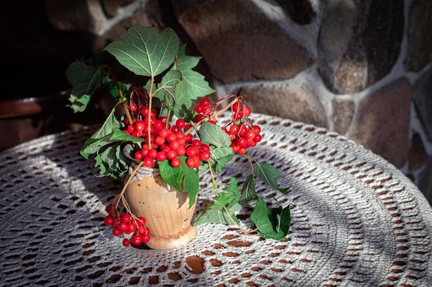 Ukrainischer Viburnum in einem gemütlichen Café in einer Tonvase