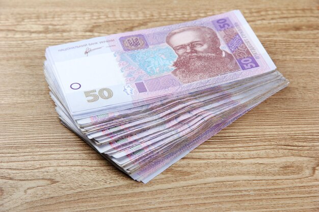Ukrainisches Geld auf hölzernem Hintergrund