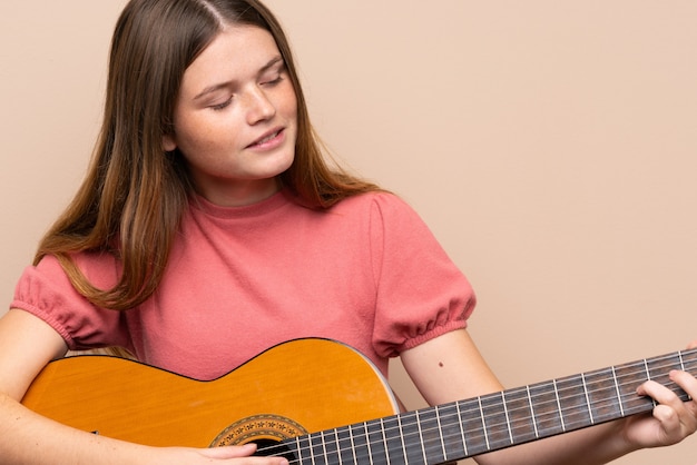 Ukrainisches Jugendlichmädchen mit Gitarre