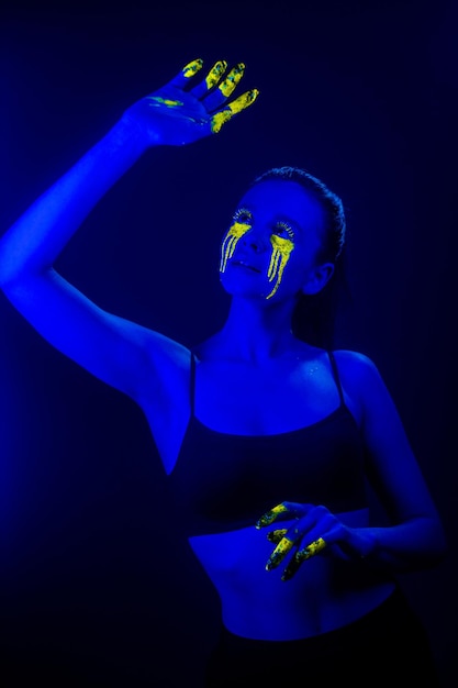 Ukrainisches Mädchen mit UV-Make-up im Neonlicht