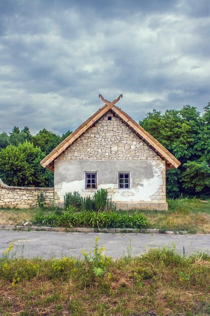 Ukrainisches Steinhaus unter einem Strohdach