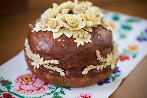 Ukrainisches traditionelles Feiertagsbrot. Ukrainisch dekoriertes frisches Brot mit Salz liegt auf dem Tisch.