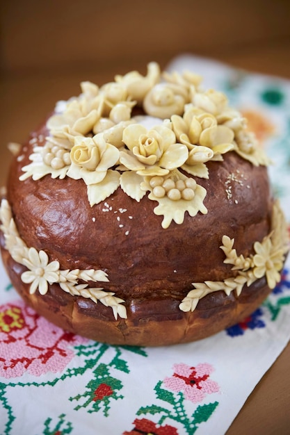 Ukrainisches traditionelles Feiertagsbrot. Ukrainisch dekoriertes frisches Brot mit Salz liegt auf dem Tisch.