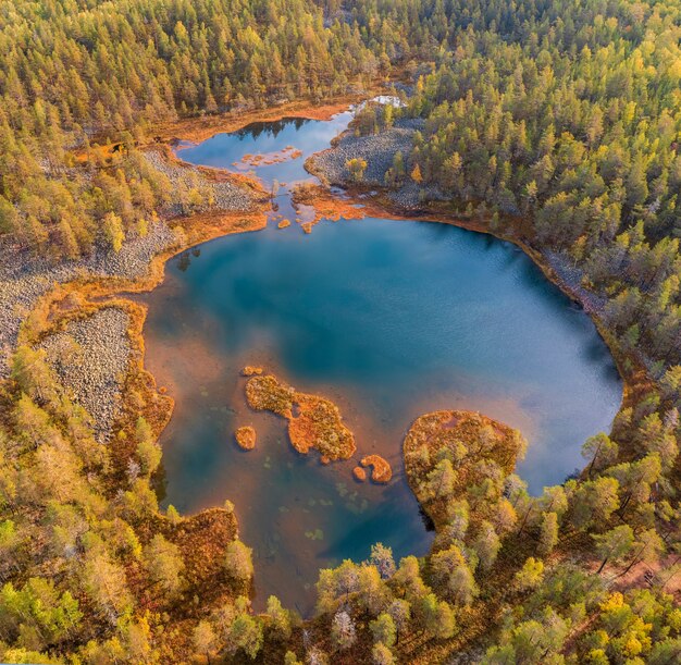 Uksinskaya Ozovaya ridge o Uksinsky oz con lago, un monumento natural a los paisajes glaciares en Karelia, vista aérea superior drone
