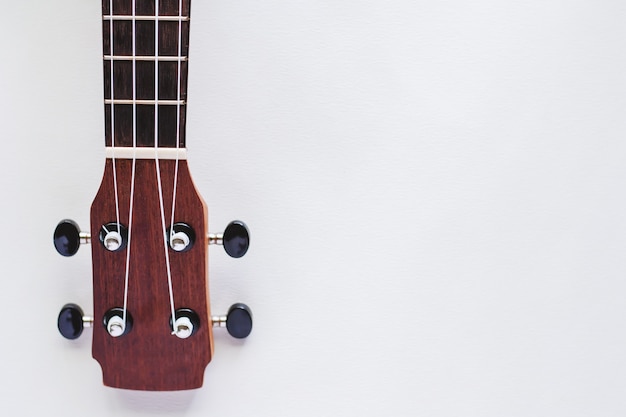 Ukulele em fundo branco para instrumento musical e conceito de relaxamento