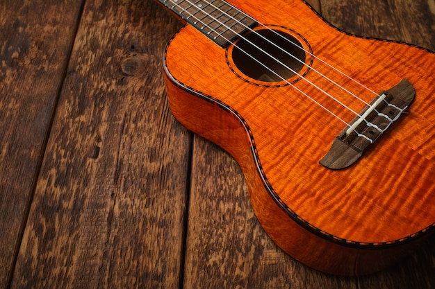 Ukulele hawaiianische Gitarre auf Holzoberfläche nah oben