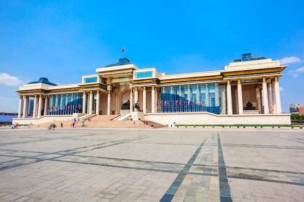 ULAANBAATAR, MONGÓLIA - 12 DE JULHO DE 2016: O Palácio do Governo está localizado no lado norte da Praça Chinggis ou Praça Sukhbaatar em Ulaanbaatar, capital da Mongólia