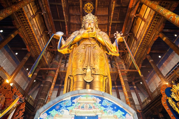 ULAANBAATAR, Mongolei - 12. Juli 2016: Avalokitesvara-Statue im Inneren des Gandantegchinlen oder Gandan Klosters. Es ist ein tibetisch-buddhistisches Kloster in der mongolischen Hauptstadt Ulaanbaatar.