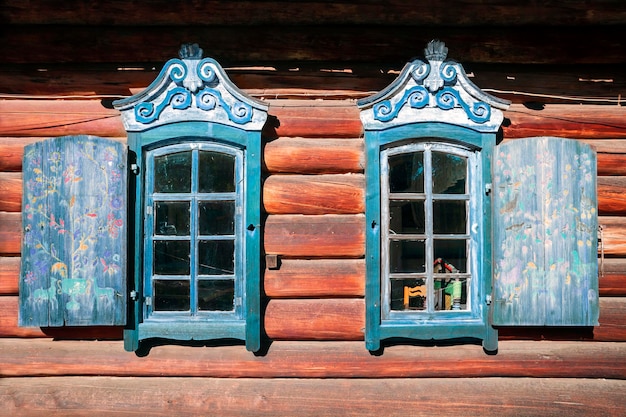 UlanUde Buriatia Rusia Fragmento de la casa de arquitectura de madera y marcos de ventanas con persianas