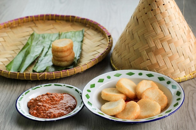 Ulen Ketan, traditioneller indonesischer Snack aus Dampf-Klebreis, gepresst oder geformt und dann frittiert, serviert mit Sambal Oncom