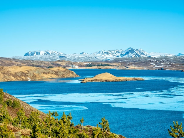 Ulfljotfvatn-See im Süden Islands mit schöner Aussicht auf die umliegende Natur